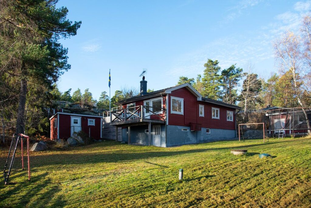 Nybyggt attefallshus i trädgård, Lidingö Torsvik, Ringvägen